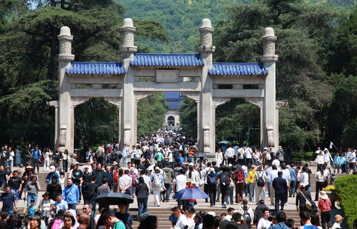 2026年5月1日，江苏省南京市，游客在南京中山陵景区参观游览。

