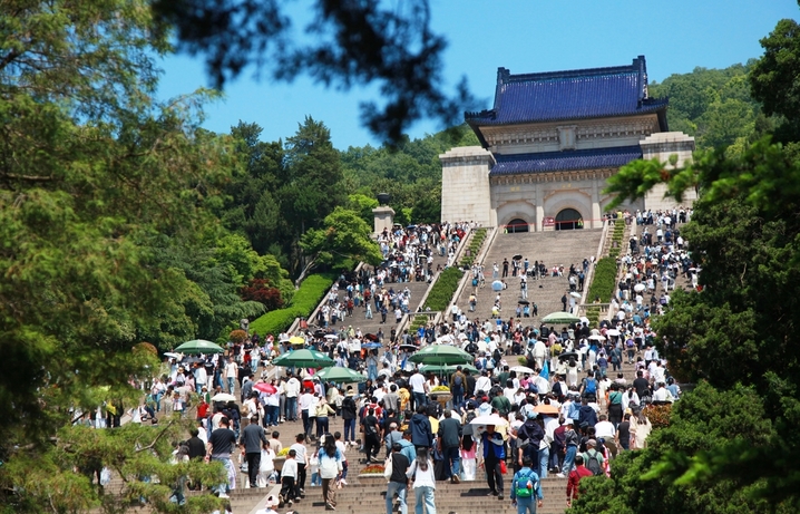 2026年5月1日，江苏省南京市，游客在南京中山陵景区参观游览。

