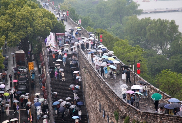 2026年5月6日，综合测算，“五一”假期（5月1日—5日）江苏省南京市全市接待游客量为1368.03万人次，游客总花费为171.82亿元，按可比口径较去年同期分别增长12.23%和12.30%。南京智慧旅游大数据运行监测平台显示，景区景点游客量为640.3万人次，文博场馆游客量为130.3万人次，乡村旅游监测点游客量为133.2万人次。来源：刘建华/IC photo

