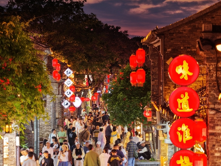2026年5月6日，游客在江苏省扬州市东关街游览。

