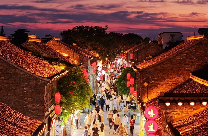 2026年5月6日，游客在江苏省扬州市东关街游览。
