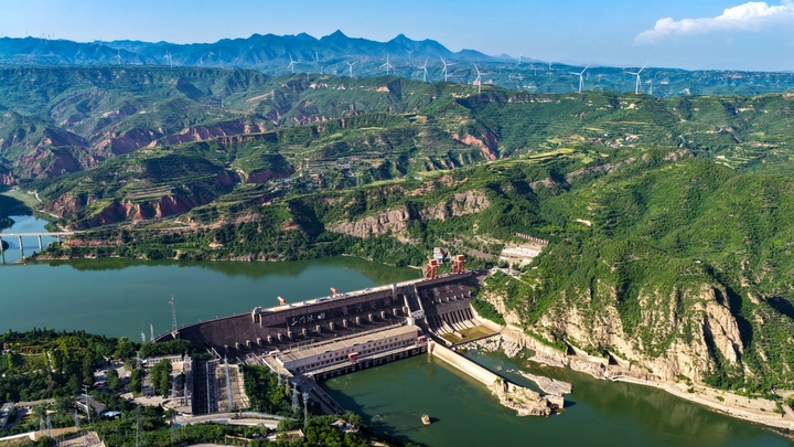 2025年5月11日，河南三门峡，三门峡水利枢纽两岸绿意盎然，黄河水澄澈如碧，勾画出一幅美丽的生态画卷。