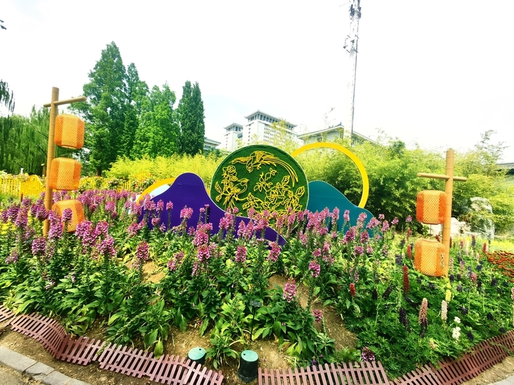 2026年5月9日，北京，入夏以来，京城街头公园花开遍地，姹紫嫣红，令人赏心悦目。
