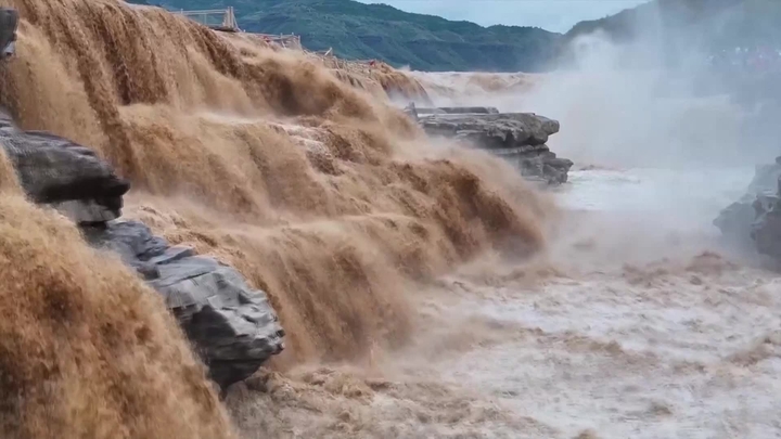 （视频截图）2026年5月25日，游客在山西省临汾市吉县黄河壶口瀑布旅游景区欣赏“金瀑飞流”壮美景观。日前，受黄河上游持续降雨影响，地处秦晋大峡谷的该景区水量骤增，瞬时流量超900立方米/秒，吸引众多游客慕名观赏。