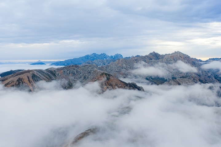 四川阿坝州，松潘县雪山梁观景台云海涌动。漫卷云雾萦绕连绵山峦，盘山公路穿梭云雾之间，远处雪峰隐现，壮阔高原云海风光尽显川西自然灵秀之美。IC photo
